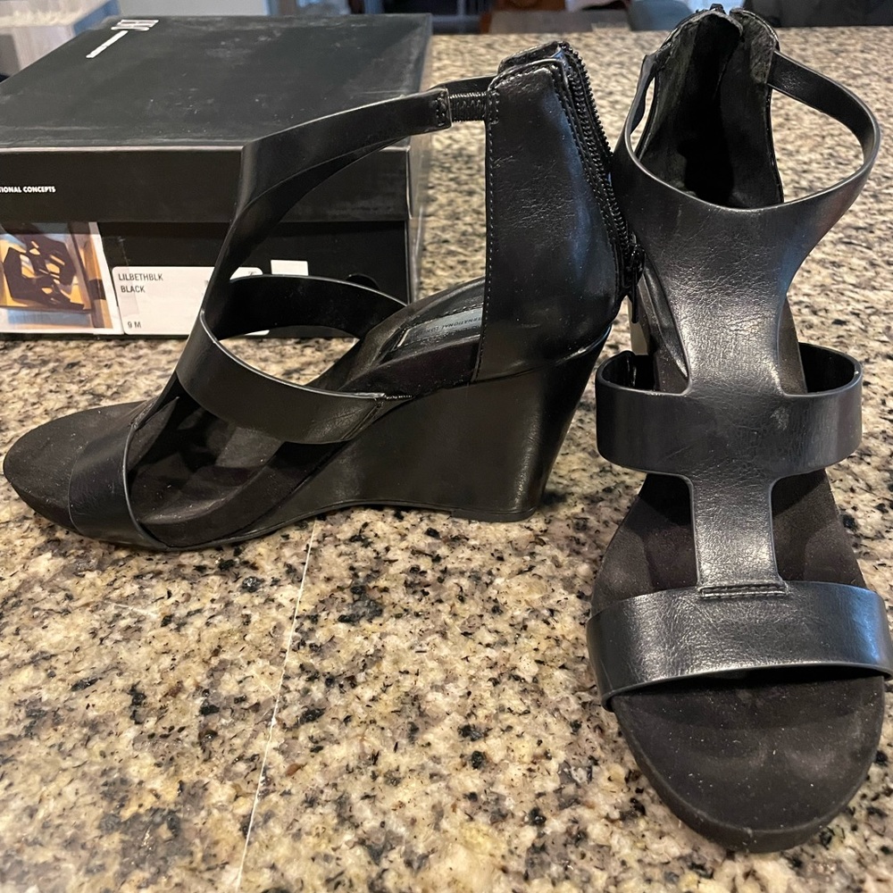 Strapped Wedge 9 womens